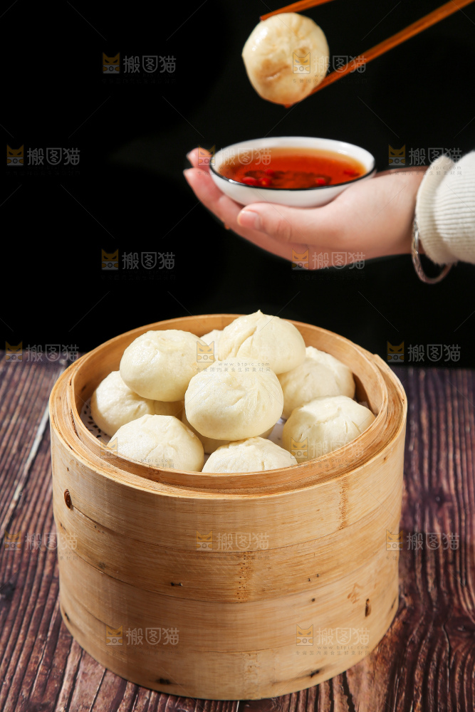 木底上的发面小笼包