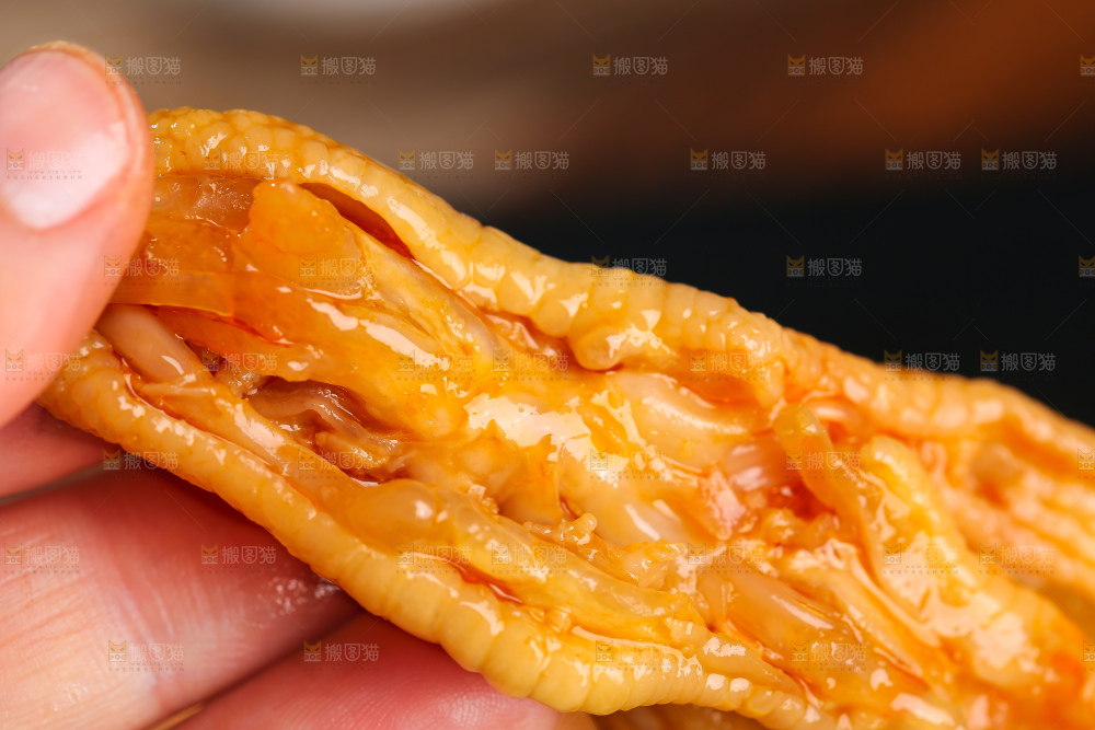 木底上的无骨鸭掌