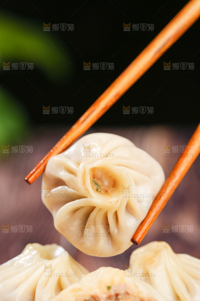 木底上的薄皮小笼包