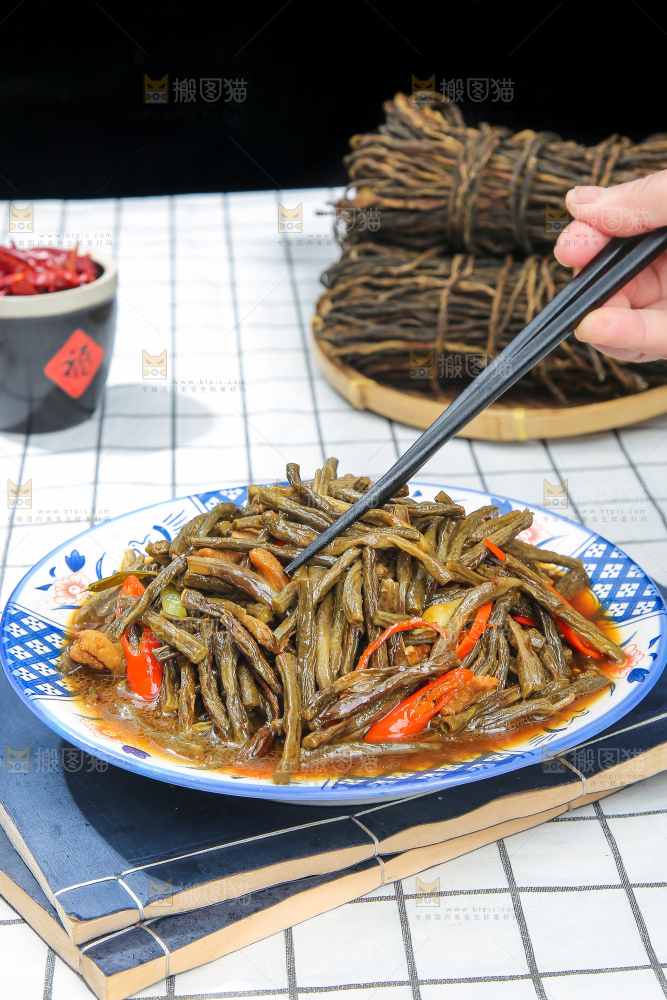 盘子里的干豆角炒肉