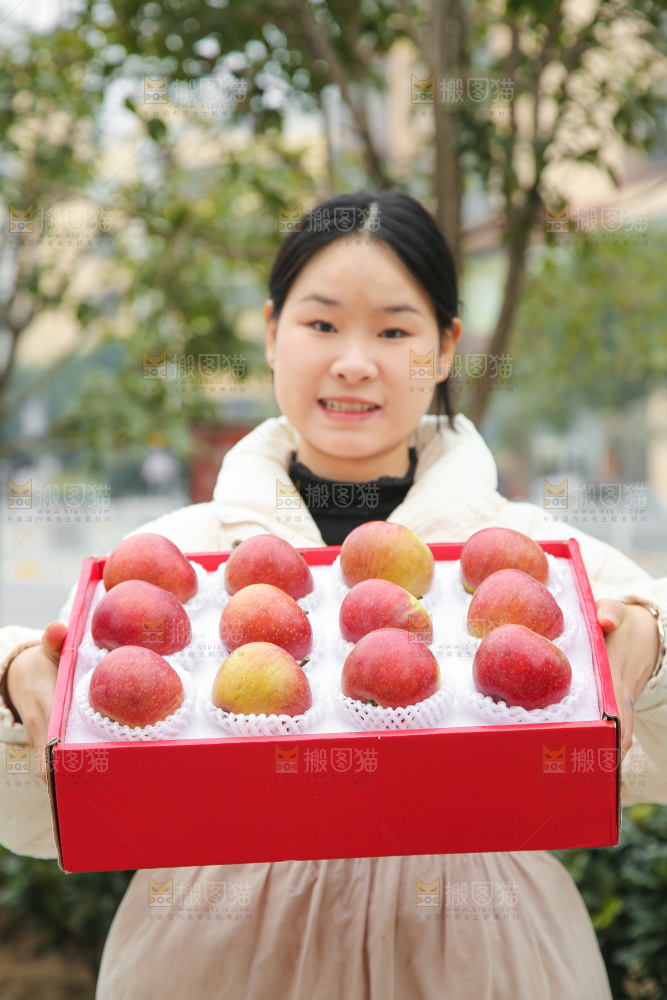 手里拿着国光苹果