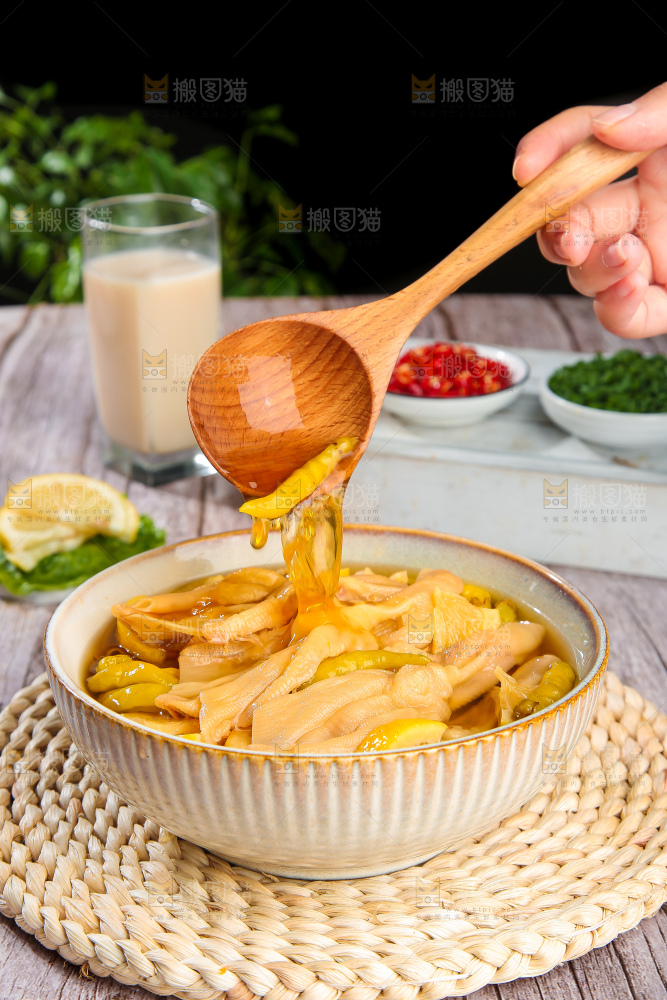 木底上的无骨鸭掌