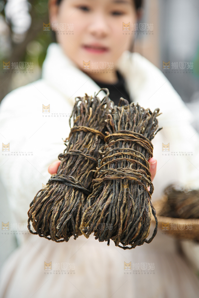 手里拿着干豆角