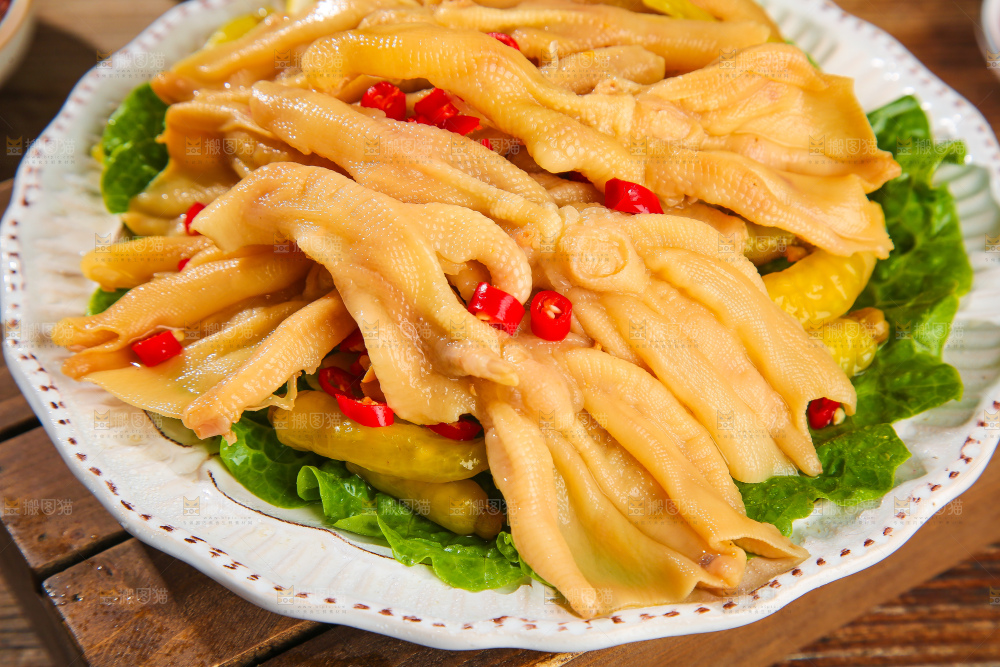 木底上的无骨鸭掌