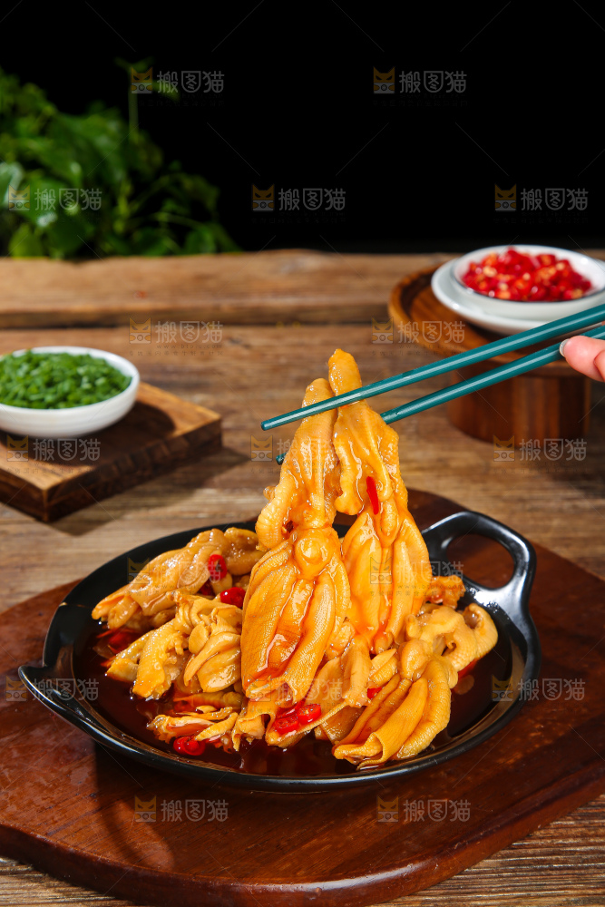 木底上的无骨鸭掌