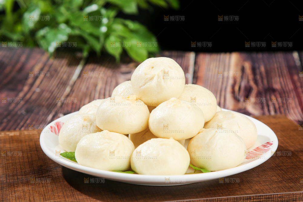 木底上的发面小笼包