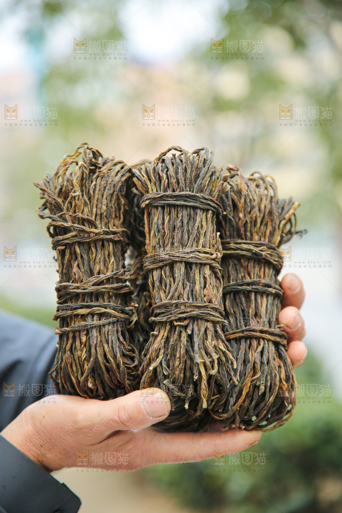 手里拿着干豆角