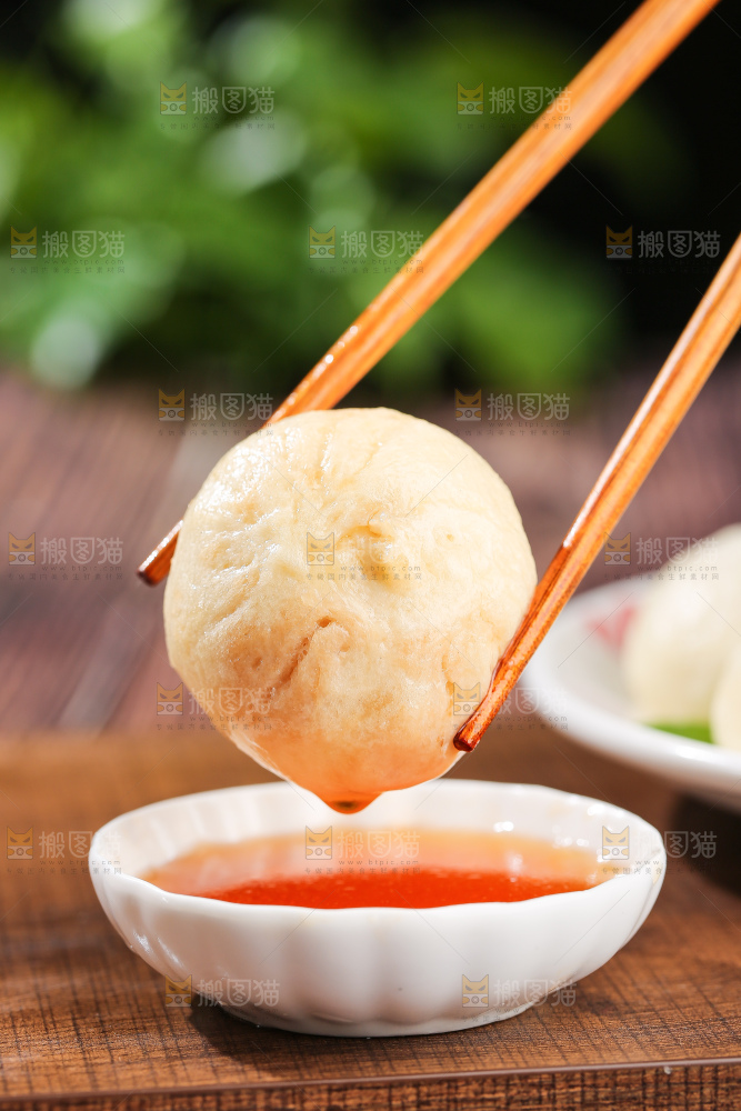 木底上的发面小笼包