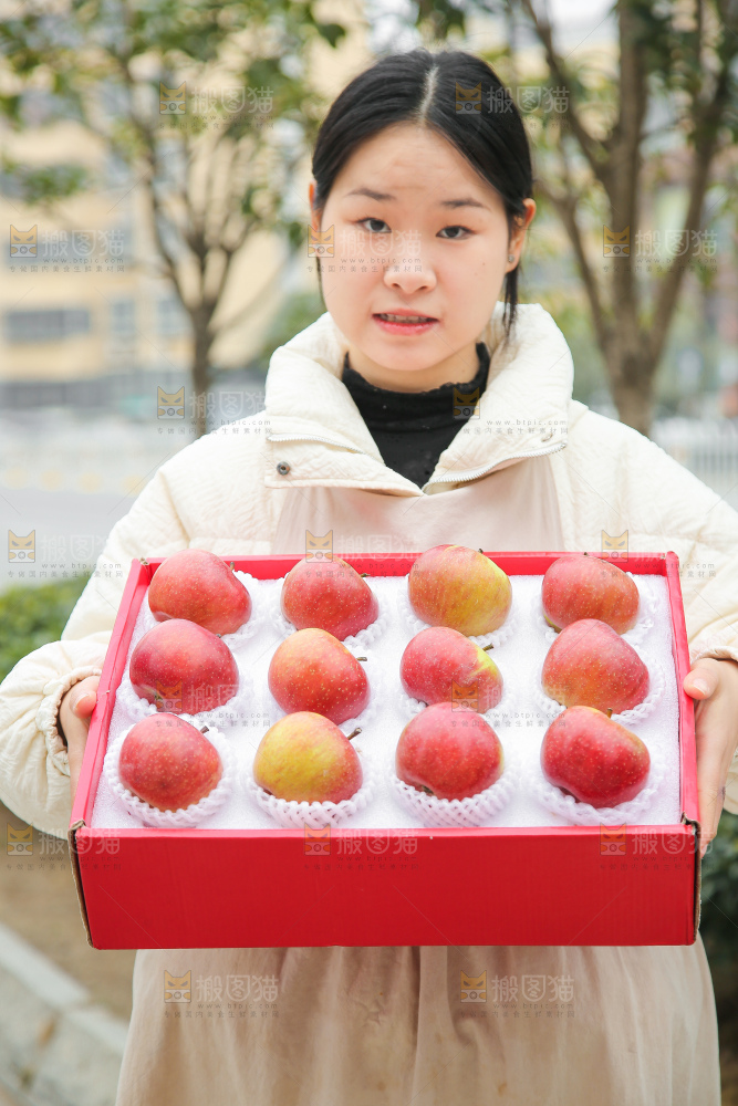手里拿着国光苹果
