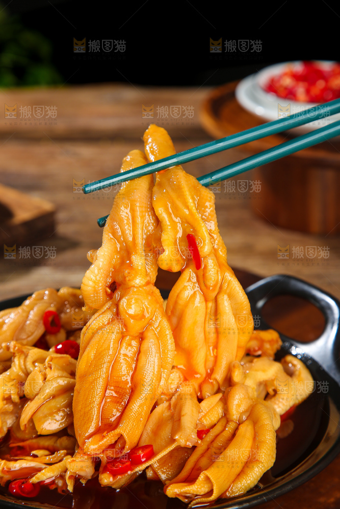 木底上的无骨鸭掌