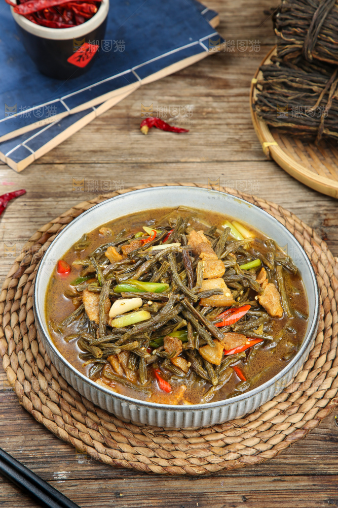 盘子里的干豆角炒肉