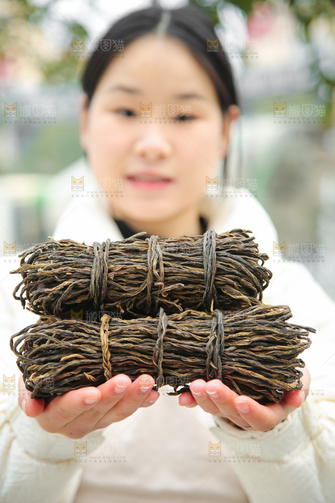 手里拿着干豆角