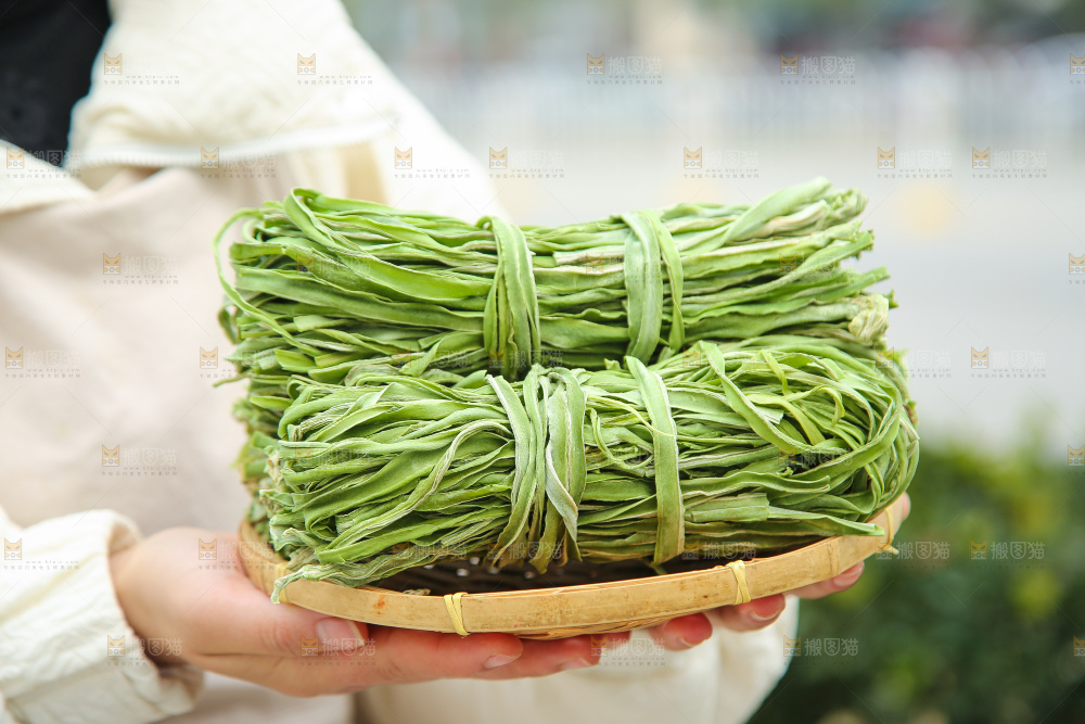 手里拿着贡菜