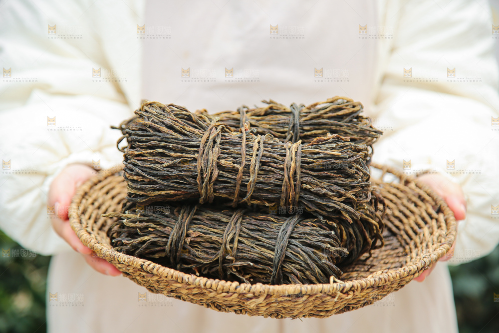 手里拿着干豆角