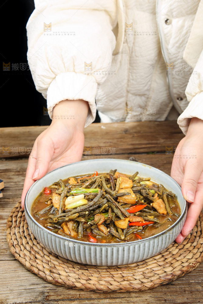 盘子里的干豆角炒肉