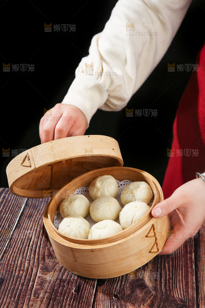 木底上的发面小笼包