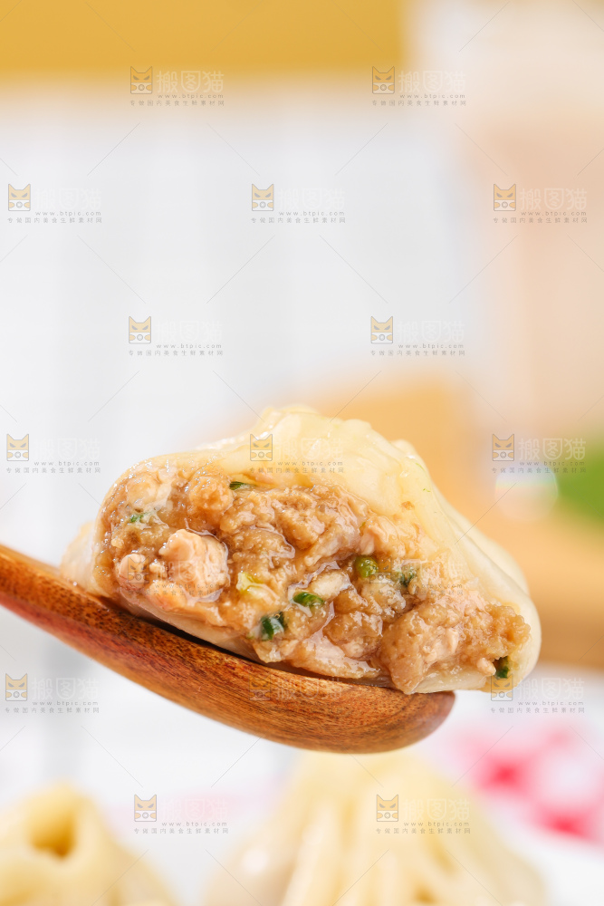 浅底上的薄皮小笼包