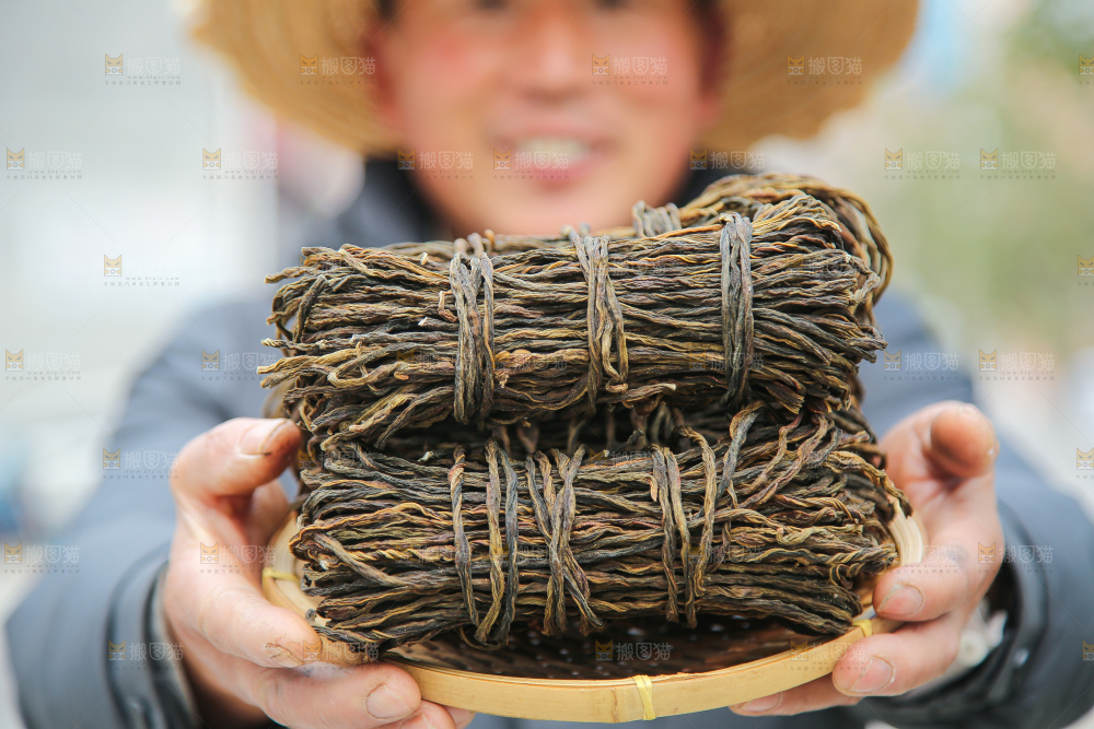 手里拿着干豆角