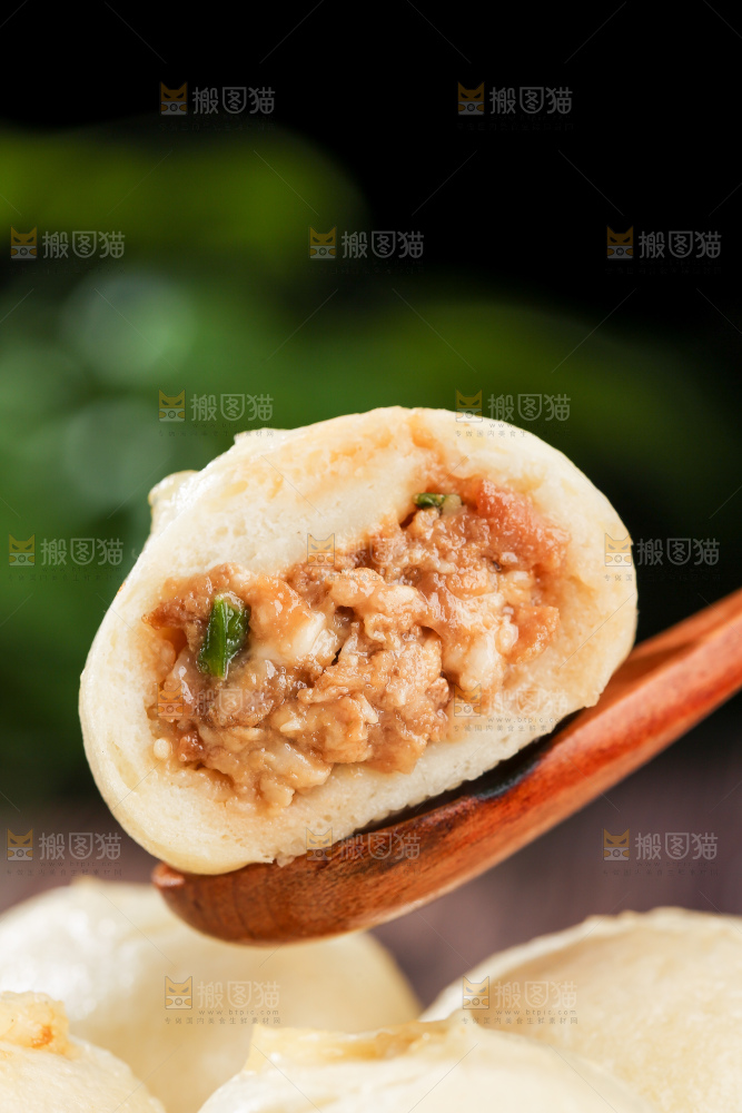 木底上的发面小笼包
