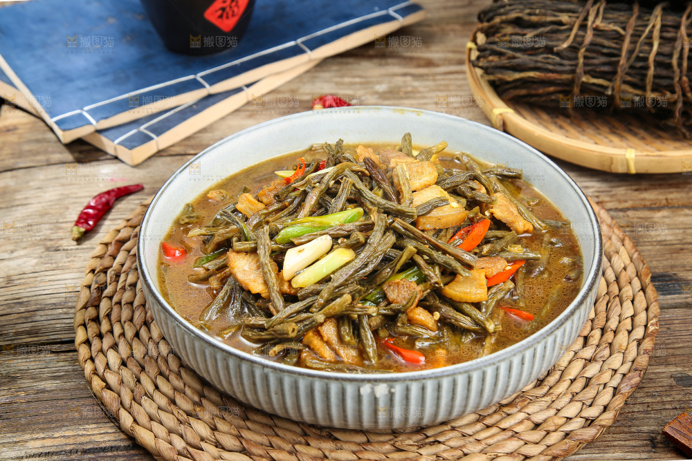 盘子里的干豆角炒肉