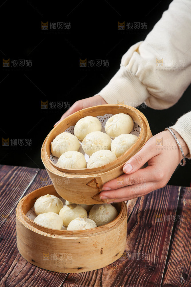 木底上的发面小笼包