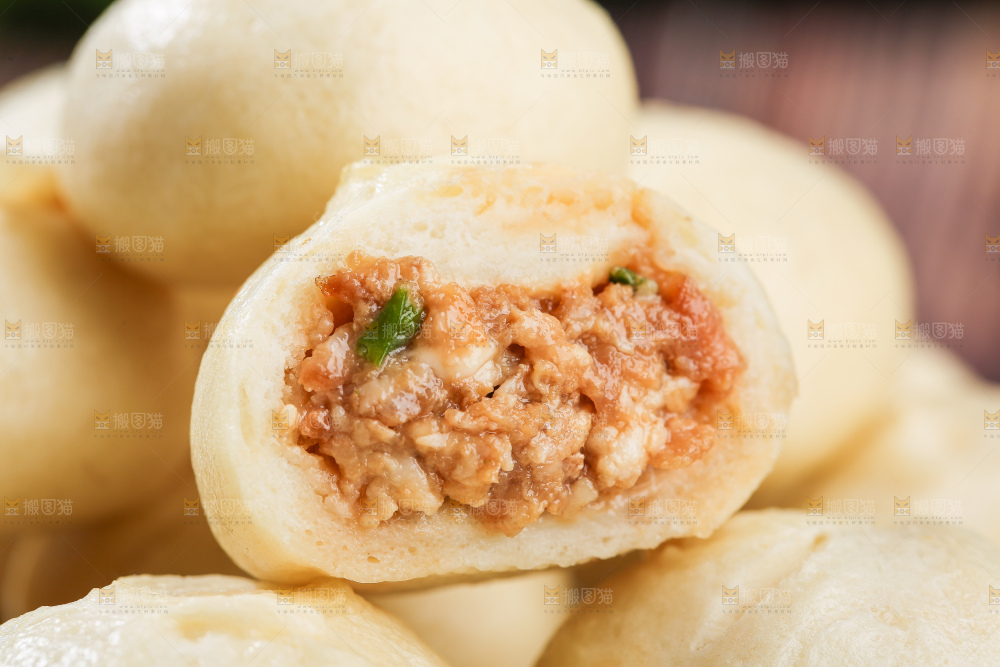 木底上的发面小笼包
