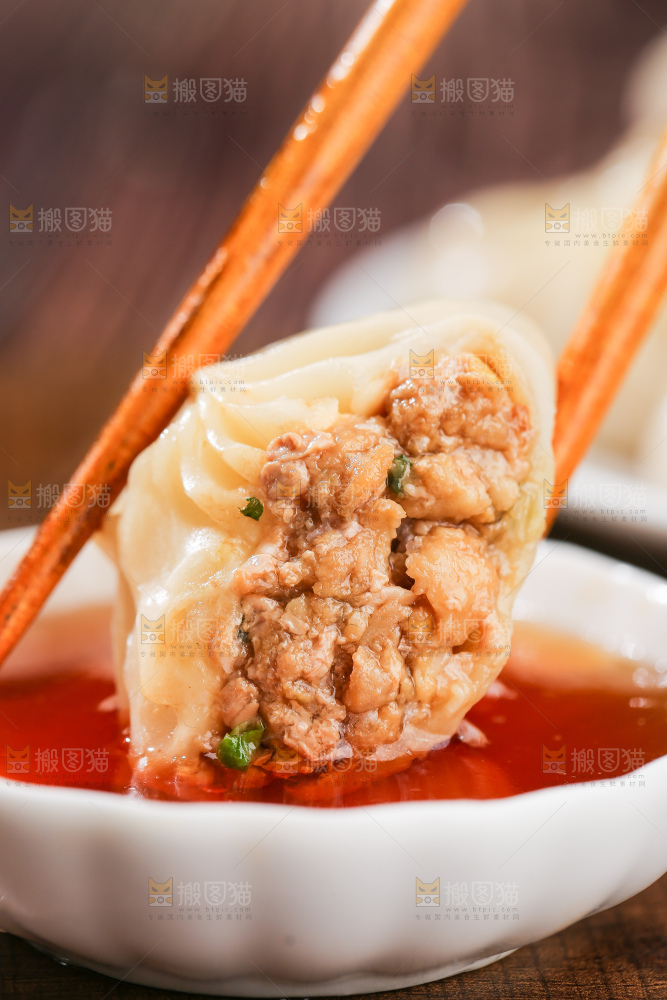 木底上的薄皮小笼包