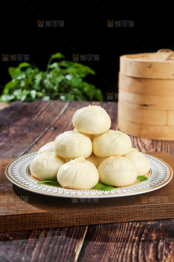 木底上的发面小笼包