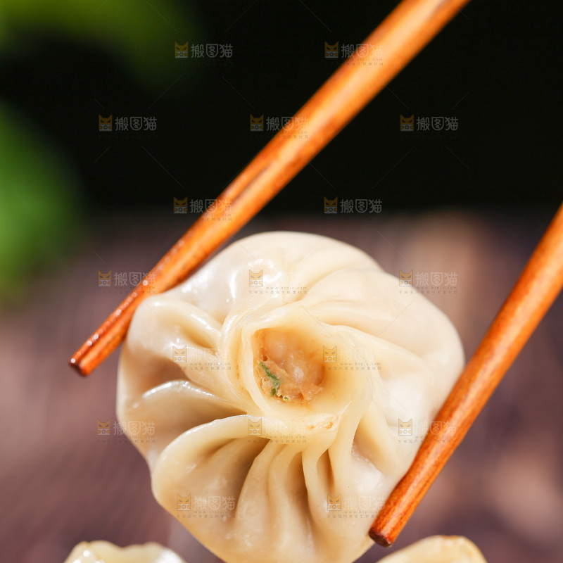 木底上的薄皮小笼包