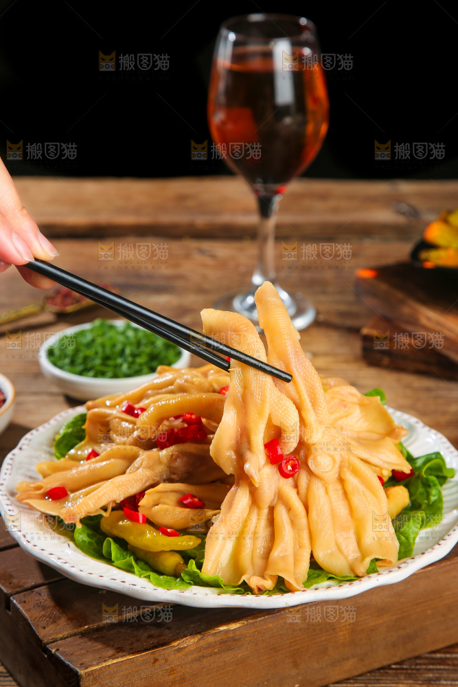 木底上的无骨鸭掌