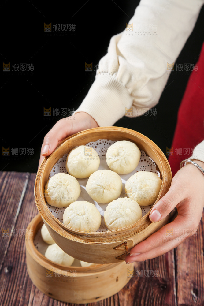 木底上的发面小笼包