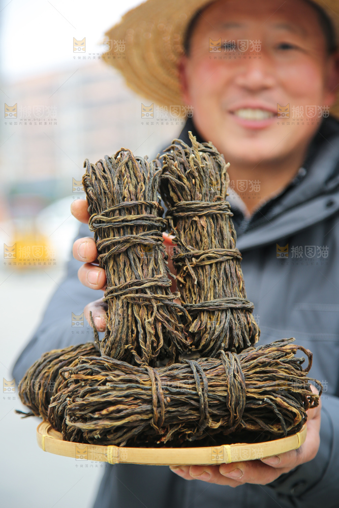 手里拿着干豆角