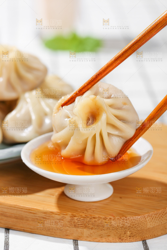 浅底上的薄皮小笼包