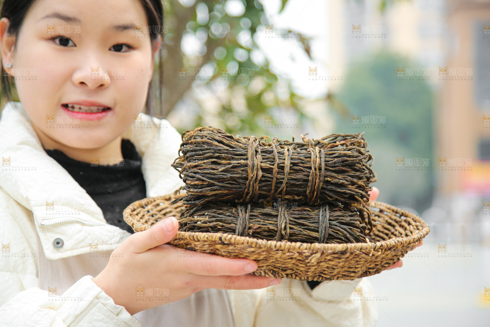 手里拿着干豆角