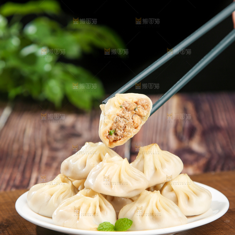 木底上的薄皮小笼包