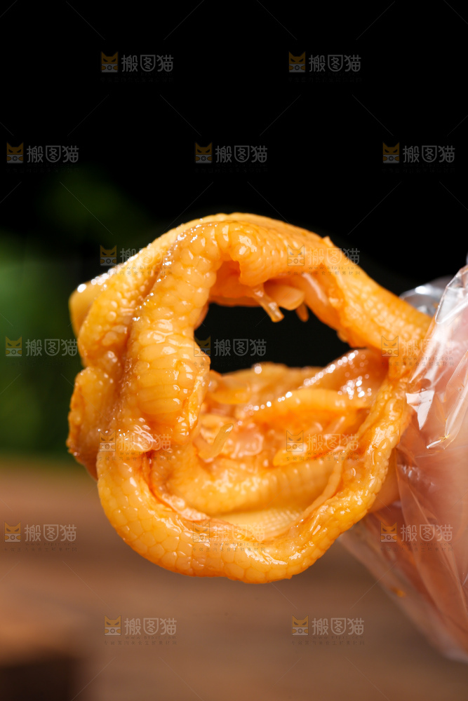 木底上的无骨鸭掌