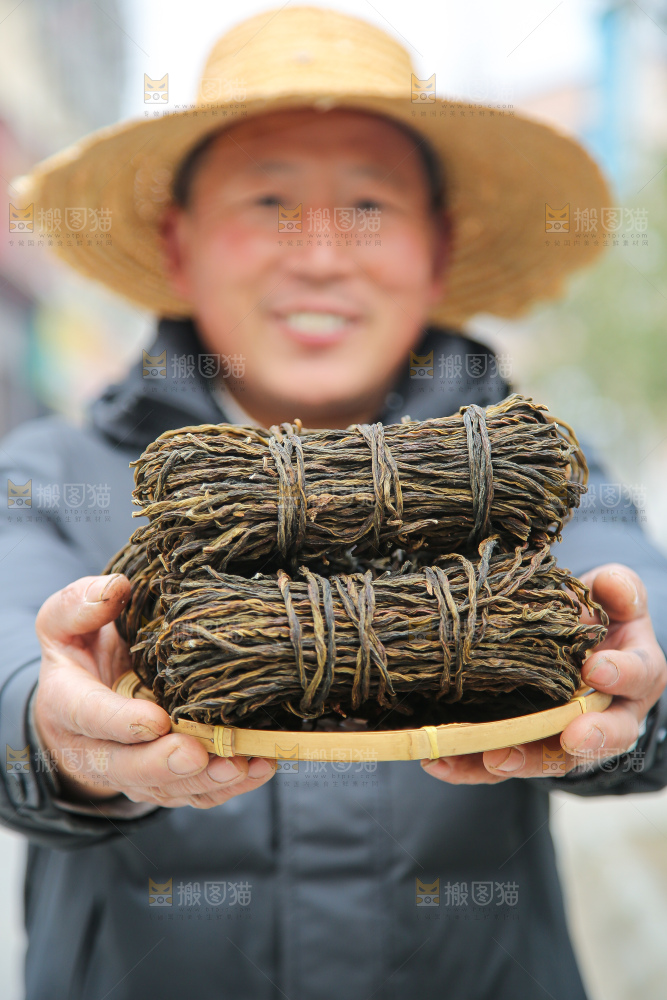手里拿着干豆角