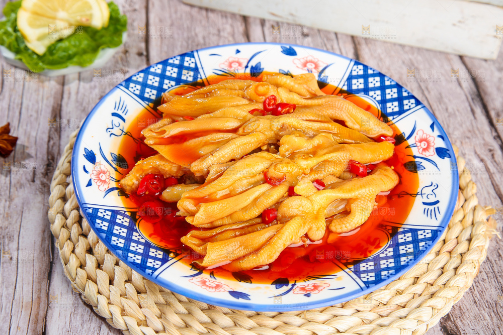 木底上的无骨鸭掌