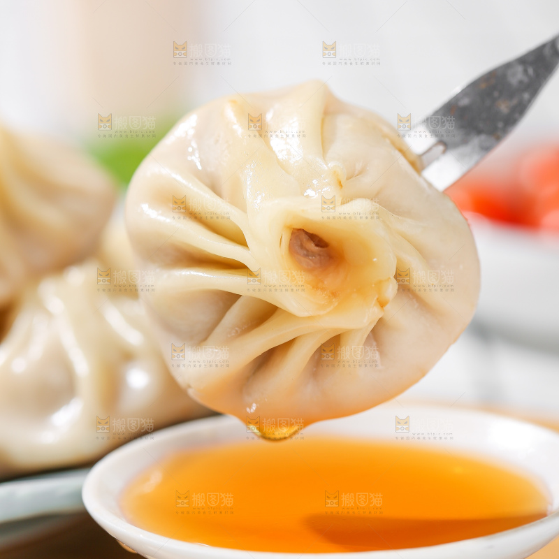 浅底上的薄皮小笼包
