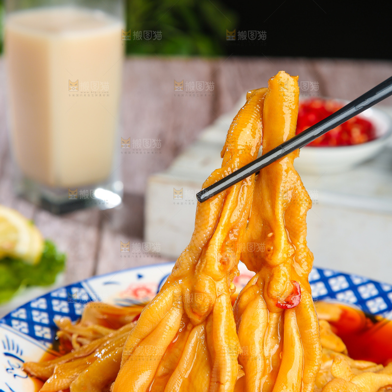 木底上的无骨鸭掌