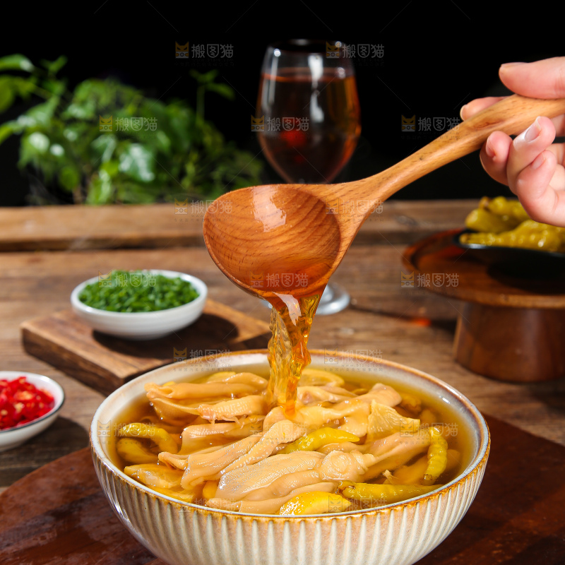 木底上的无骨鸭掌