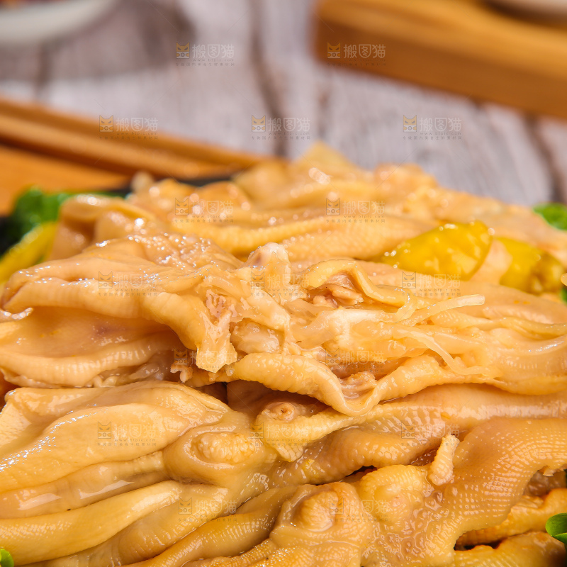 木底上的无骨鸭掌