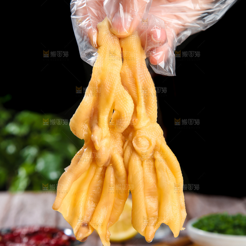 木底上的无骨鸭掌