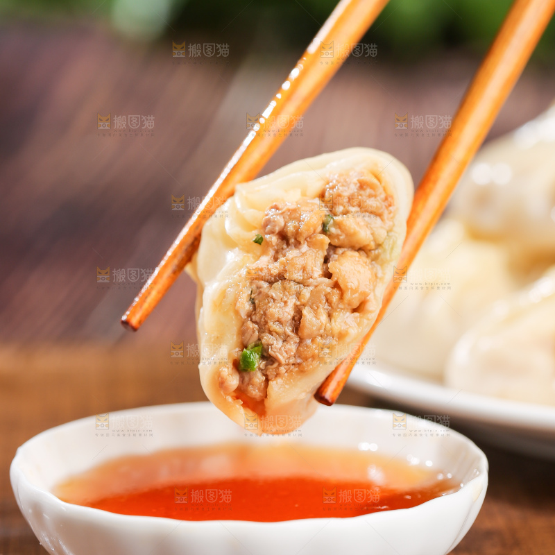 木底上的薄皮小笼包