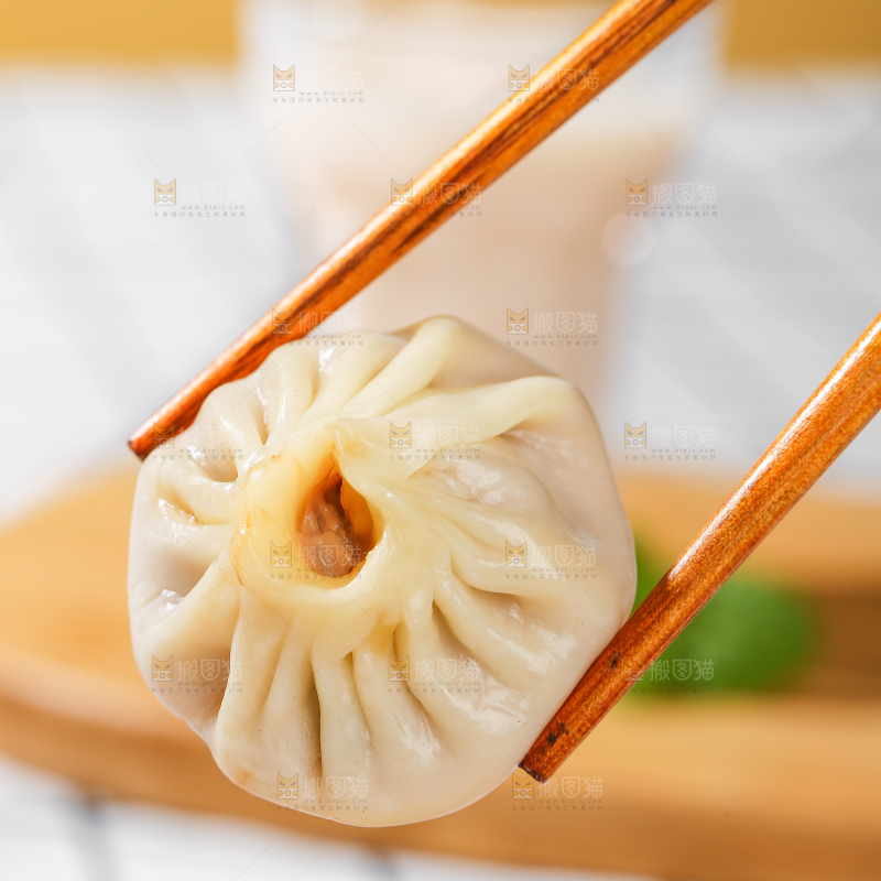 浅底上的薄皮小笼包