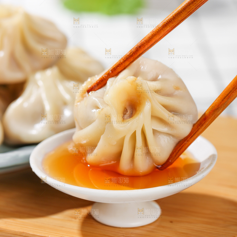 浅底上的薄皮小笼包