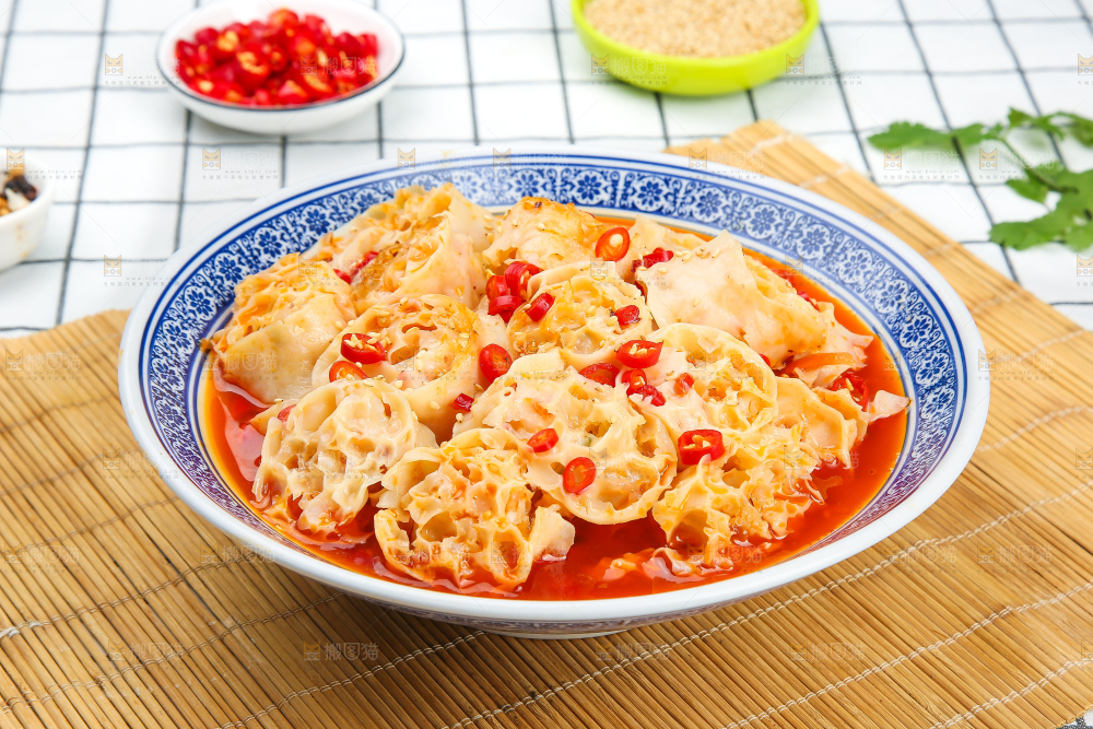 浅底上的凉拌面藕