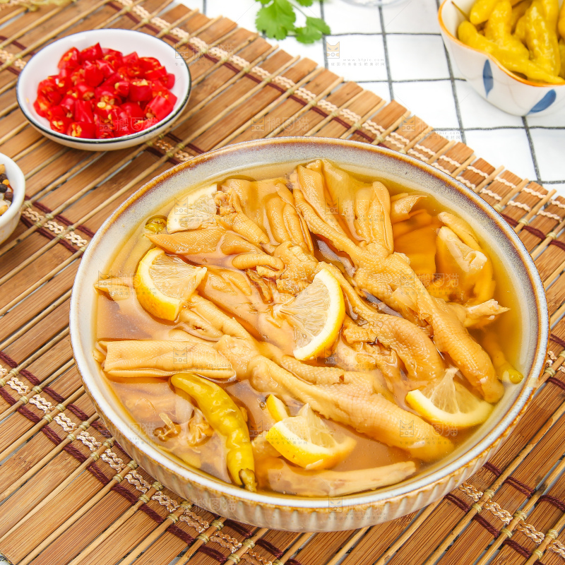浅底上的无骨鸭掌