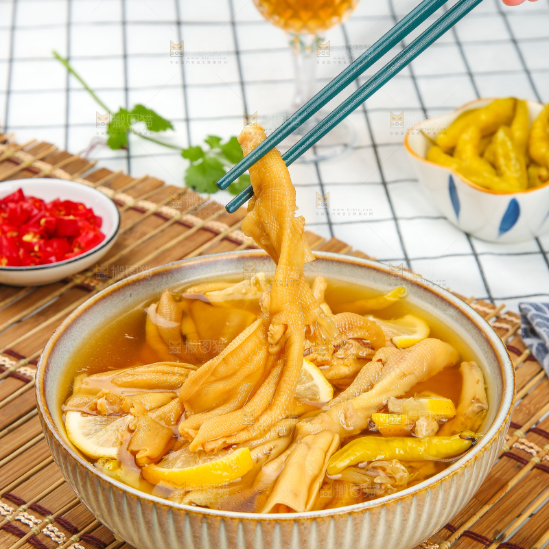浅底上的无骨鸭掌