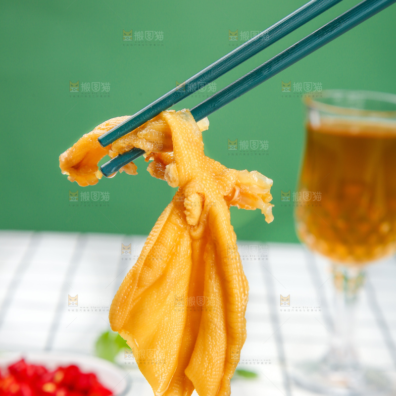 浅底上的无骨鸭掌
